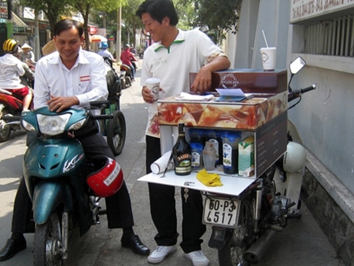 Mobile coffee shops thrive in HCM City - 1 Mobile coffee shops thrive in HCM City - 1