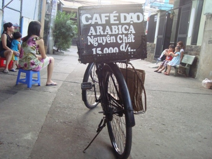 Mobile coffee shops thrive in HCM City - 2 Mobile coffee shops thrive in HCM City - 2