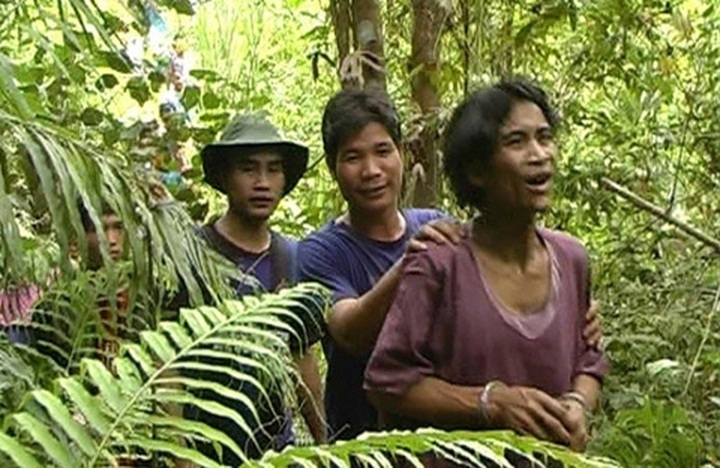 Quang Ngai police save father and son living in forest for 40 years - 3