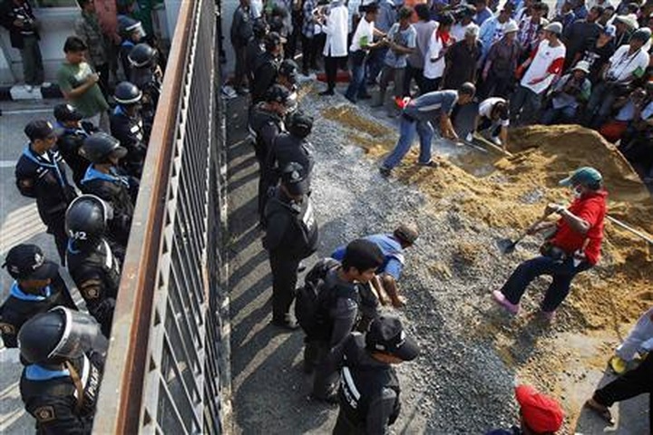 Thai anti-govt protesters target PM again despite hint of talks - 1 Thai anti-govt protesters target PM again despite hint of talks - 1