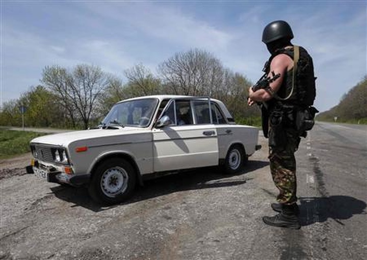 Ukraine rebels free Swedish hostage; Obama seeks unity against Russia - 1 Ukraine rebels free Swedish hostage; Obama seeks unity against Russia - 1