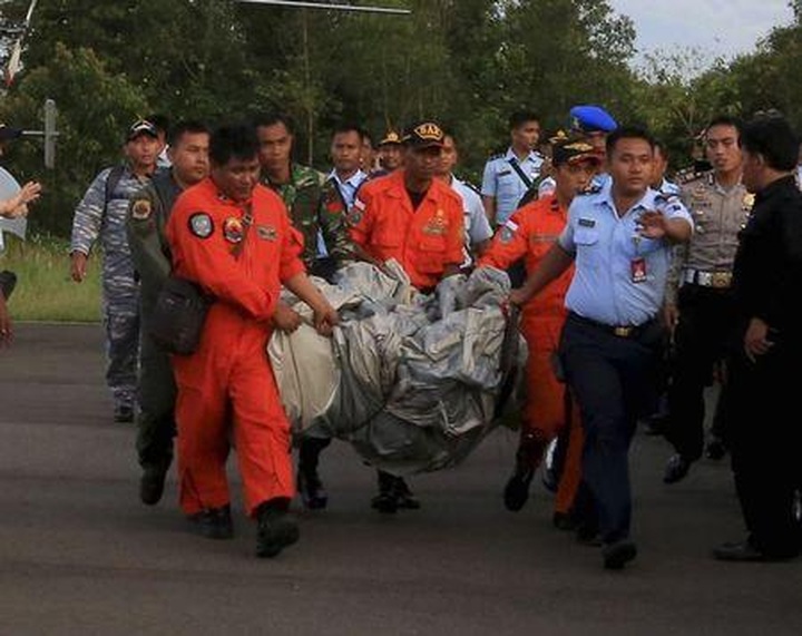 Divers set to search for AirAsia wreckage after debris, bodies found - 1