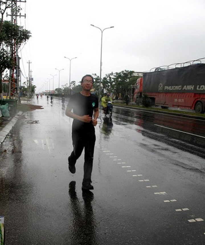 Young man runs to encourage reading - 2