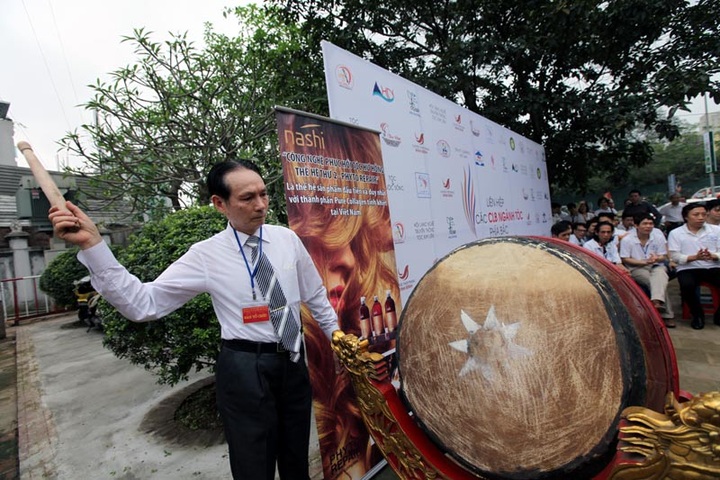 Barbers cut it up at Hanoi haircut festival - 2