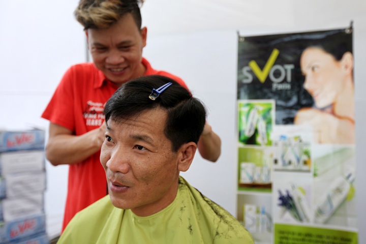 Barbers cut it up at Hanoi haircut festival - 5