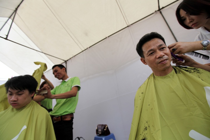 Barbers cut it up at Hanoi haircut festival - 4
