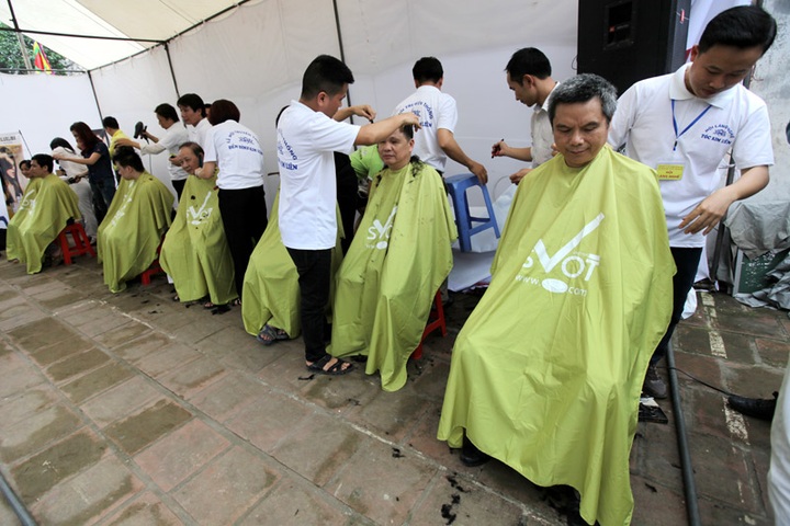 Barbers cut it up at Hanoi haircut festival - 1