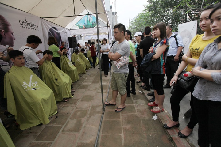 Barbers cut it up at Hanoi haircut festival - 8