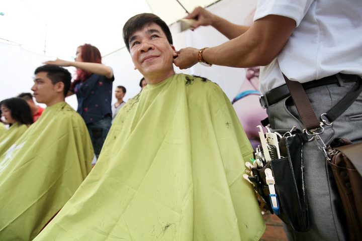 Barbers cut it up at Hanoi haircut festival - 3