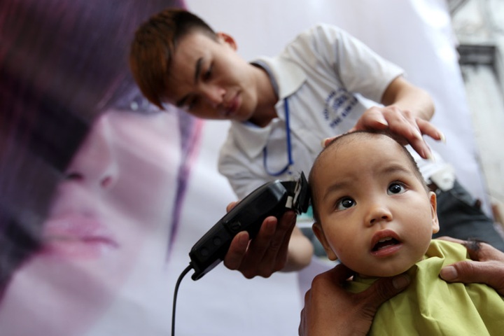 Barbers cut it up at Hanoi haircut festival - 9