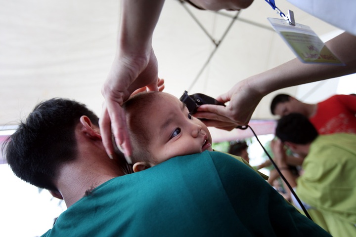 Barbers cut it up at Hanoi haircut festival - 10