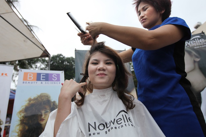Barbers cut it up at Hanoi haircut festival - 6