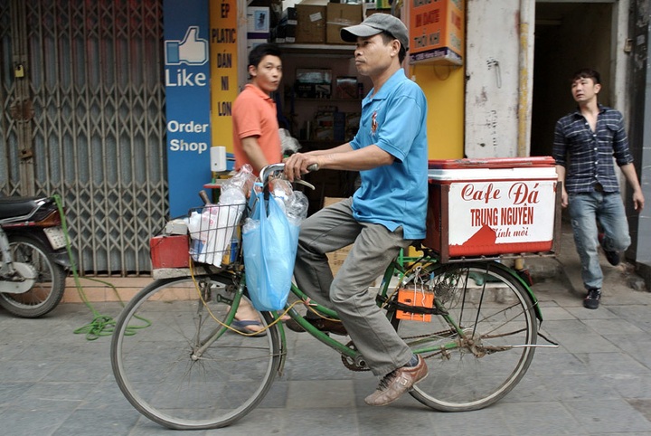 Mobile coffee shops appear on Hanoi streets - 1