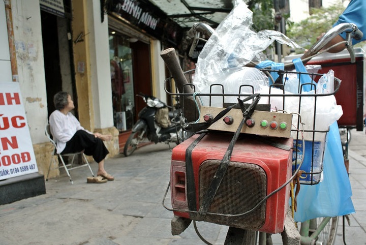 Mobile coffee shops appear on Hanoi streets - 2