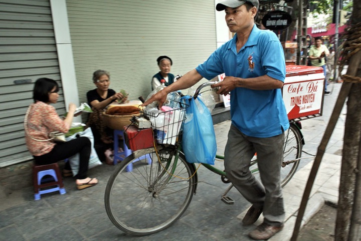 Mobile coffee shops appear on Hanoi streets - 3