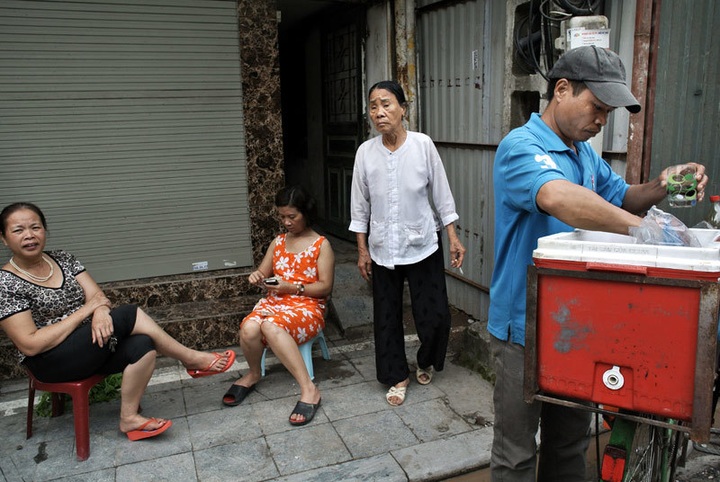 Mobile coffee shops appear on Hanoi streets - 4