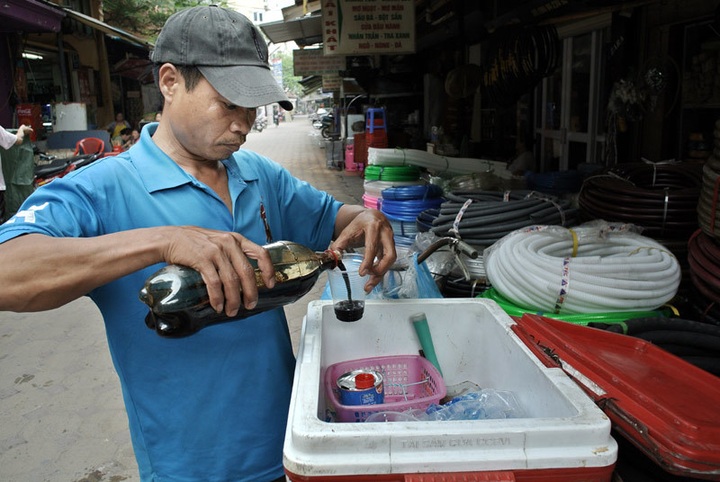 Mobile coffee shops appear on Hanoi streets - 5
