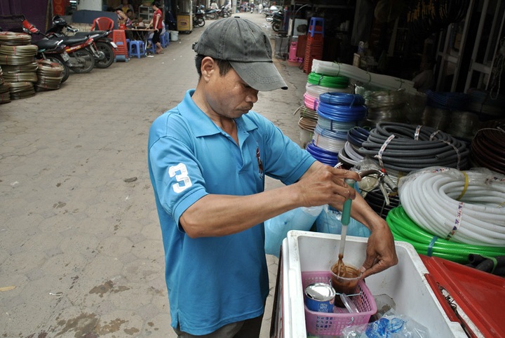 Mobile coffee shops appear on Hanoi streets - 6