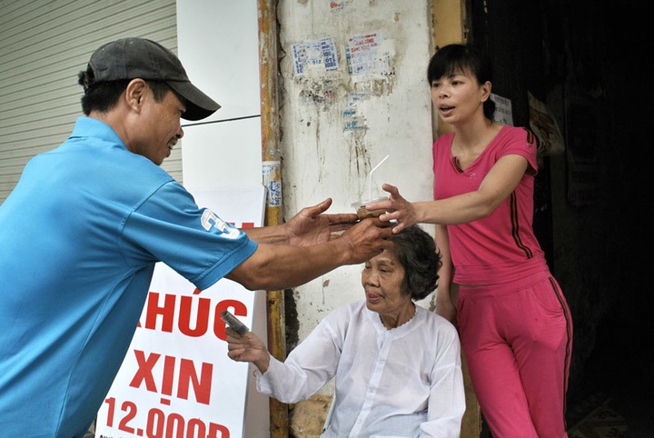 Mobile coffee shops appear on Hanoi streets - 9