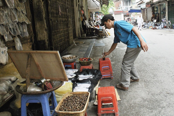 Mobile coffee shops appear on Hanoi streets - 10
