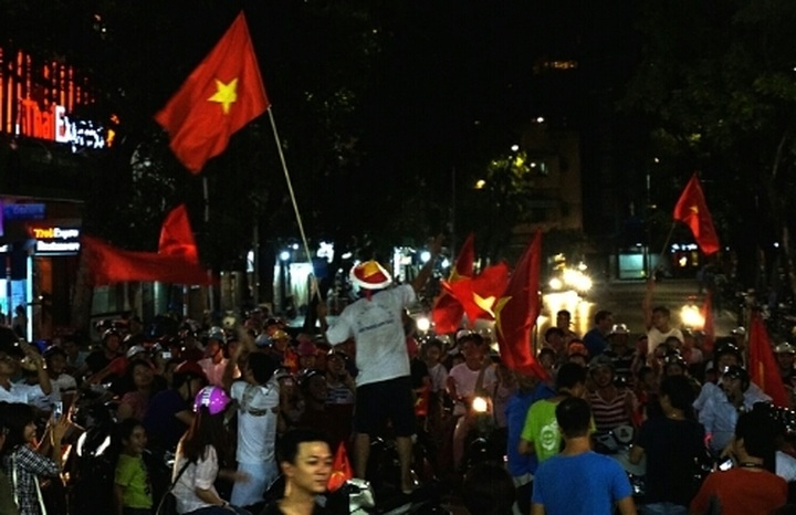 Fans crowd the streets after U19 Vietnam victory - 4 Fans crowd the streets after U19 Vietnam victory - 4