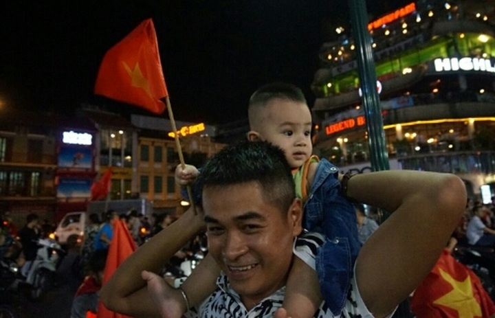 Fans crowd the streets after U19 Vietnam victory - 3 Fans crowd the streets after U19 Vietnam victory - 3
