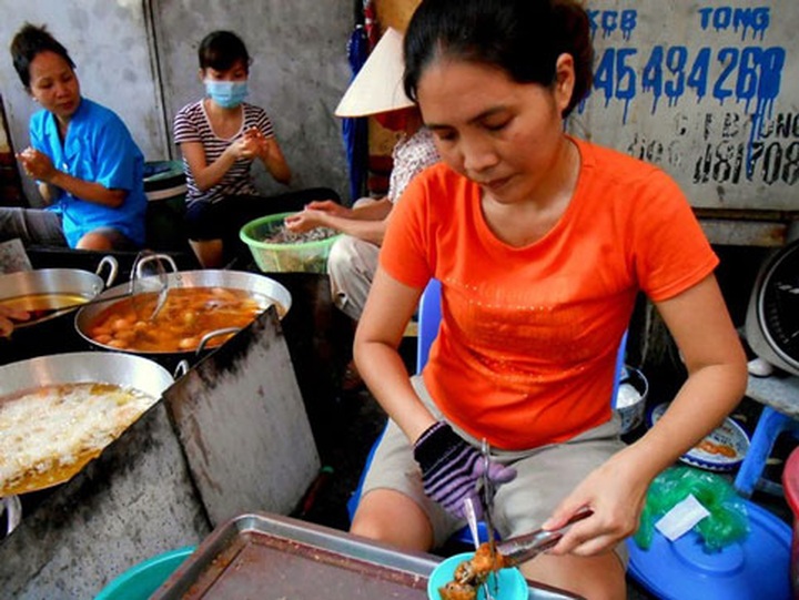 Special dishes make big profits for small Hanoi food stalls - 1 Special dishes make big profits for small Hanoi food stalls - 1