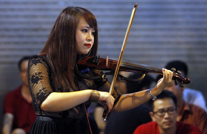 Outdoor stages attract young people in Hanoi - 5