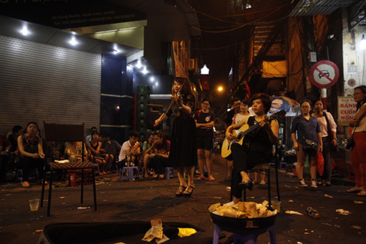 Outdoor stages attract young people in Hanoi - 7