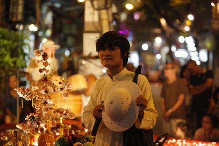 Outdoor stages attract young people in Hanoi - 2