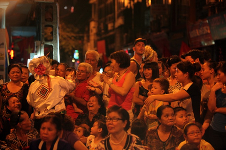 Outdoor stages attract young people in Hanoi - 4