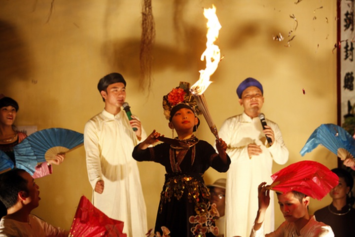 Outdoor stages attract young people in Hanoi - 3