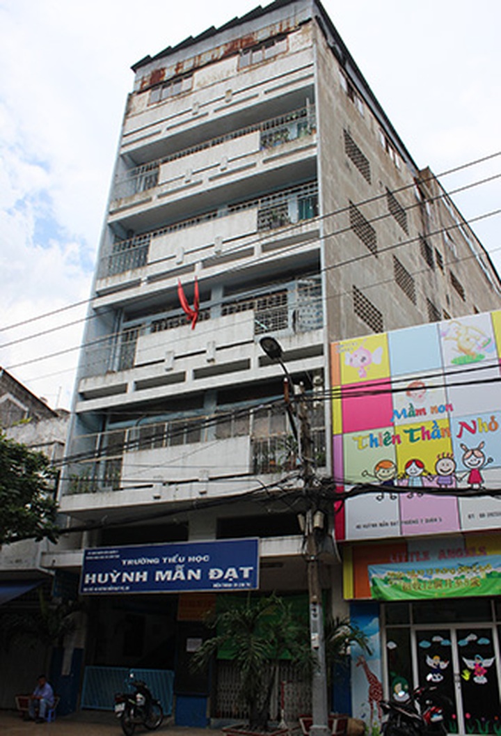 School holds flag-raising ceremony on top floor due to limited space - 1