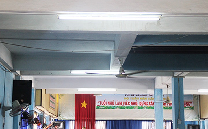 School holds flag-raising ceremony on top floor due to limited space - 5