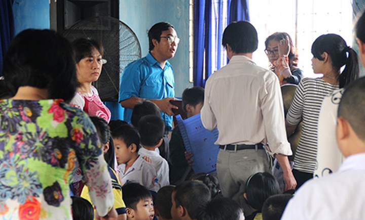 School holds flag-raising ceremony on top floor due to limited space - 6