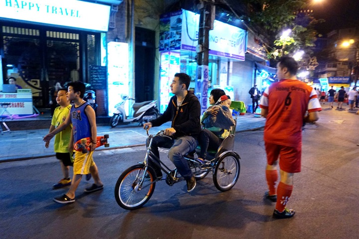 Pedestrian streets in Hanoi full of motorbikes and cars - 5 Pedestrian streets in Hanoi full of motorbikes and cars - 5