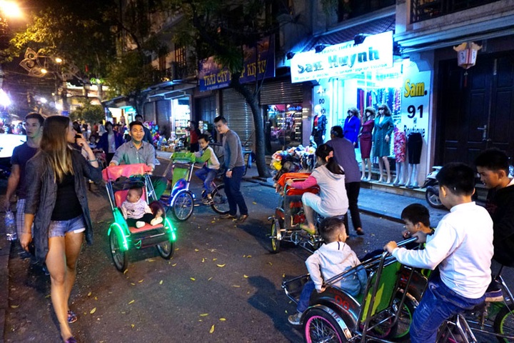 Pedestrian streets in Hanoi full of motorbikes and cars - 4 Pedestrian streets in Hanoi full of motorbikes and cars - 4