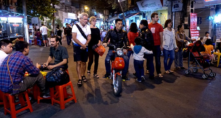 Pedestrian streets in Hanoi full of motorbikes and cars - 2 Pedestrian streets in Hanoi full of motorbikes and cars - 2