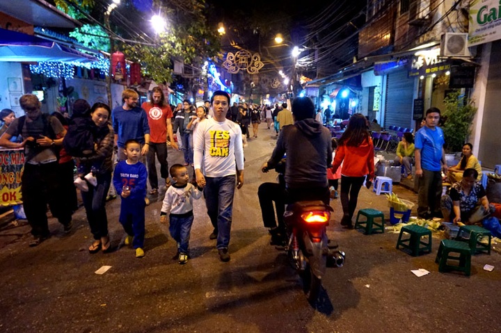 Pedestrian streets in Hanoi full of motorbikes and cars - 3 Pedestrian streets in Hanoi full of motorbikes and cars - 3