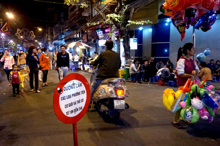 Pedestrian streets in Hanoi full of motorbikes and cars - 1 Pedestrian streets in Hanoi full of motorbikes and cars - 1