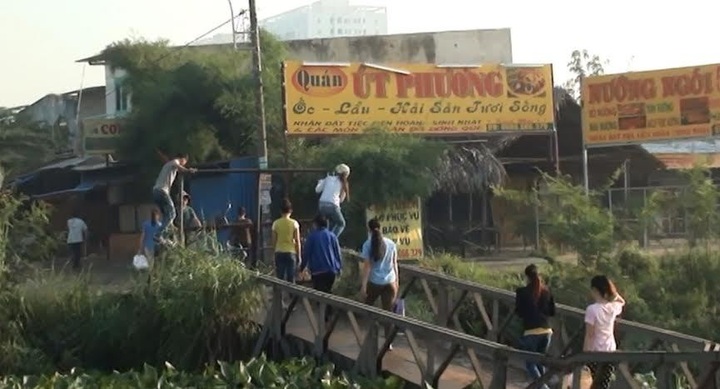 Lives put at risk by damaged bridge - 2 Lives put at risk by damaged bridge - 2