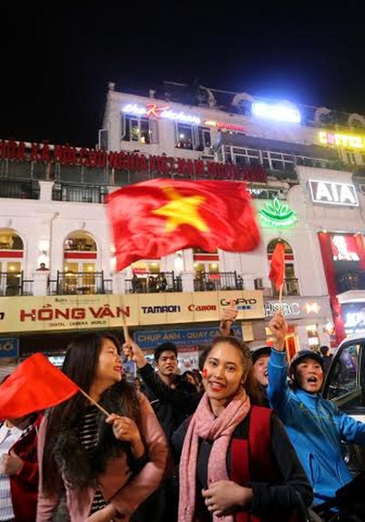 Crowds jam traffic in Hanoi and HCMC to cheer Vietnam win in Malaysia - 9 Crowds jam traffic in Hanoi and HCMC to cheer Vietnam win in Malaysia - 9