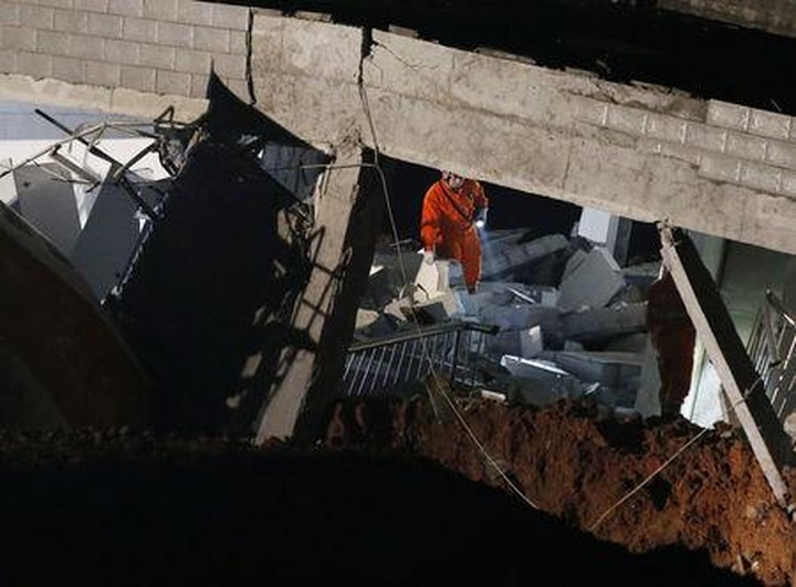 Rescuers pull first body from rubble of China landslide - 1