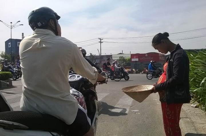 Beggars still rampant in HCM City despite crackdown - 1