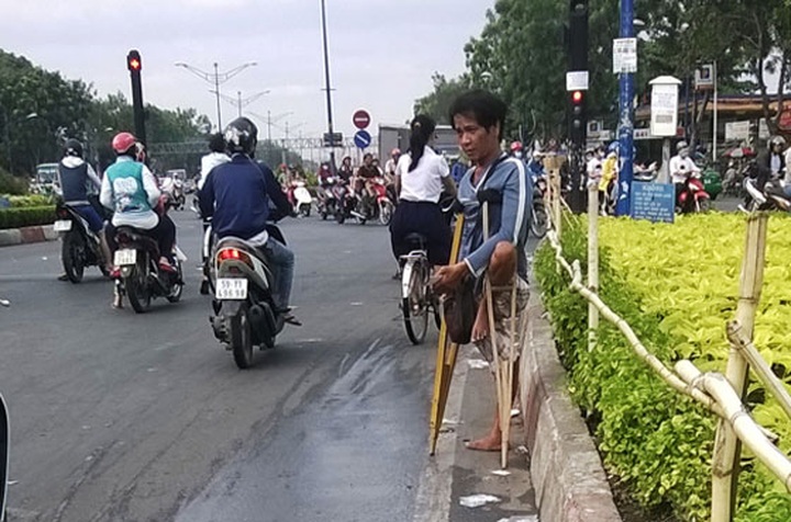 Beggars still rampant in HCM City despite crackdown - 2