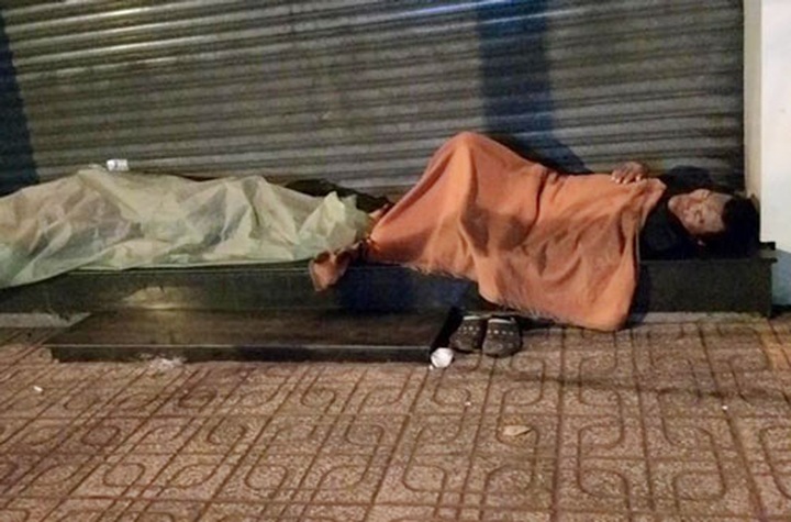 Beggars still rampant in HCM City despite crackdown - 3