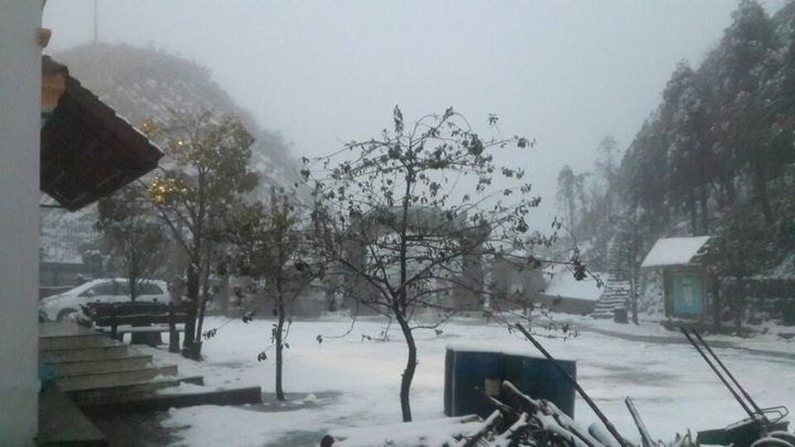 Snow falls in Sapa - 11