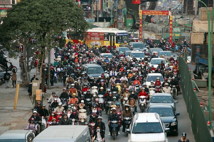 Hanoi police mobilise to tackle traffic over Tet - 1