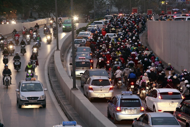 Hanoi police mobilise to tackle traffic over Tet - 6