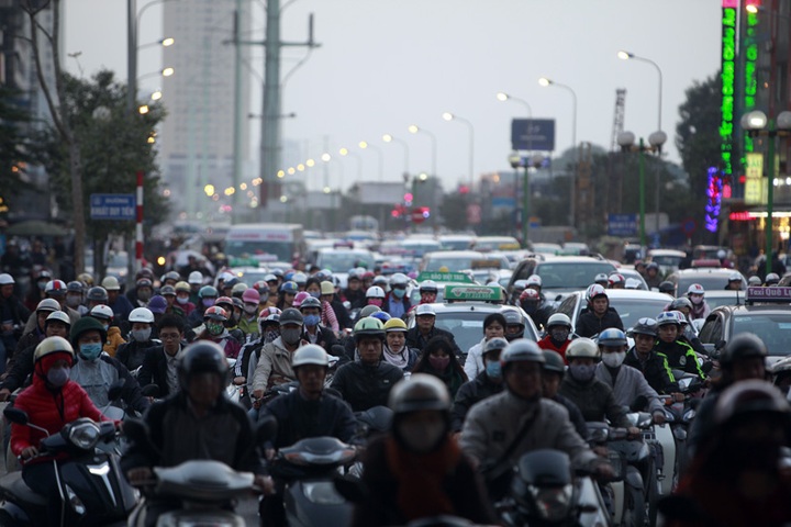 Hanoi police mobilise to tackle traffic over Tet - 4